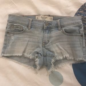 Rip short jeans in light wash.